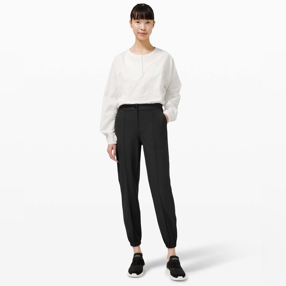 Lululemon Warpstreme High-Rise 7/8 Jogger
Black size 30